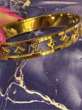 Beautiful 18k plates bangle bracelet